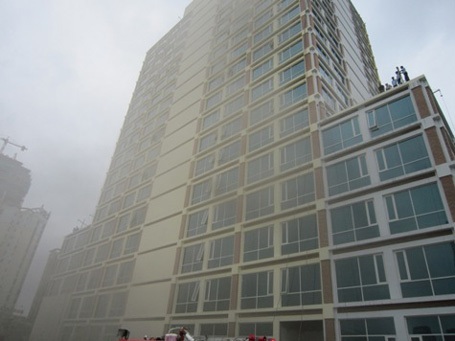 Giải cứu hàng trăm người mắc kẹt trong vụ cháy cao ốc 18 tầng