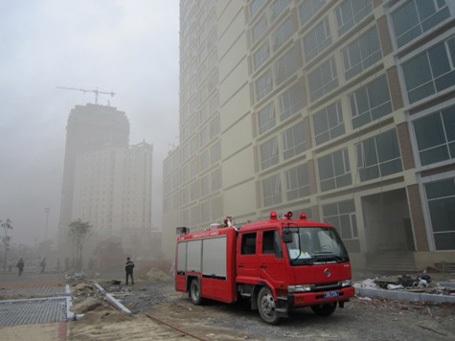 Giải cứu hàng trăm người mắc kẹt trong vụ cháy cao ốc 18 tầng