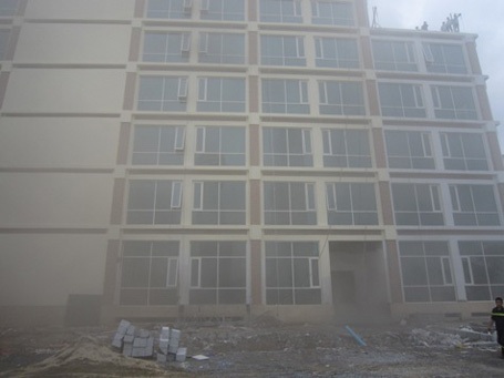 Giải cứu hàng trăm người mắc kẹt trong vụ cháy cao ốc 18 tầng