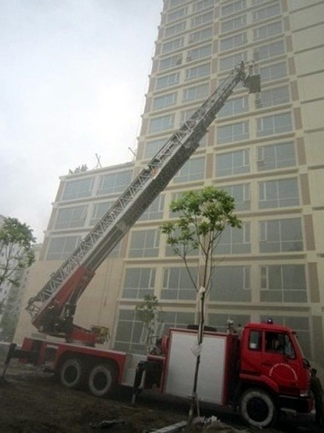 Giải cứu hàng trăm người mắc kẹt trong vụ cháy cao ốc 18 tầng