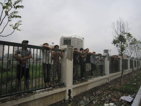 Giải cứu hàng trăm người mắc kẹt trong vụ cháy cao ốc 18 tầng