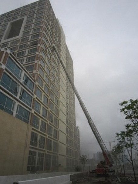 Giải cứu hàng trăm người mắc kẹt trong vụ cháy cao ốc 18 tầng