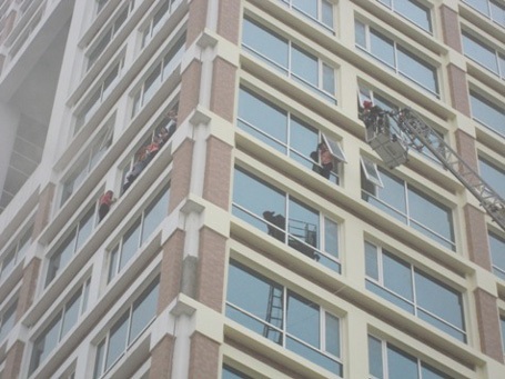 Giải cứu hàng trăm người mắc kẹt trong vụ cháy cao ốc 18 tầng