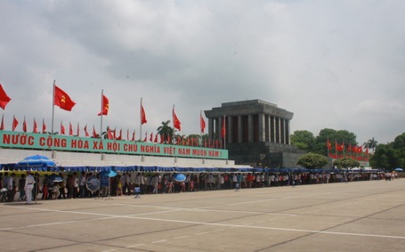 Hàng vạn lượt người vào thăm lăng Bác - 6 Hàng vạn lượt người vào thăm lăng Bác