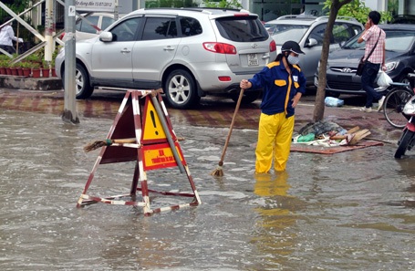 Công nhân Công ty Thoát nước gồng mình cứu các tuyến đường chiều nay