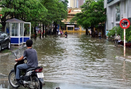 Nước vây tứ bề buốn về nhà chỉ còn cách... vượt sông