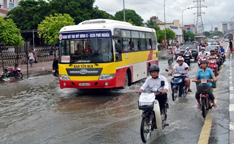 Giao thông trên nhiều tuyến đường chiều nay vẫn bị hỗn loạn vì biển nước