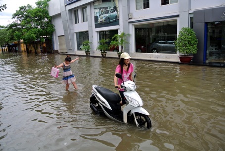 Mọi lối đi đều bị nước phong tỏa