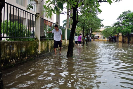 Muốn đi trên vỉa hè cũng phải mò mẫm