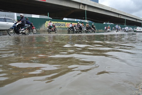 Biển nước vây quanh các tuyến đường phố Hà Nội