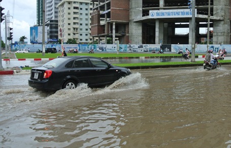Xế hộp chẳng khác xe lội nước