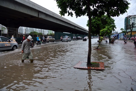 Đường Phạm Hùng chìm sâu trong nước