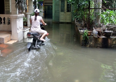 Ngõ nhỏ vẫn chìm sâu trong nước chiều 18/8