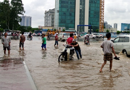 Nước quá sâu, xe chết máy hàng loạt