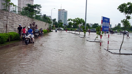 Nước vây tứ bề buốn về nhà chỉ còn cách... vượt sông