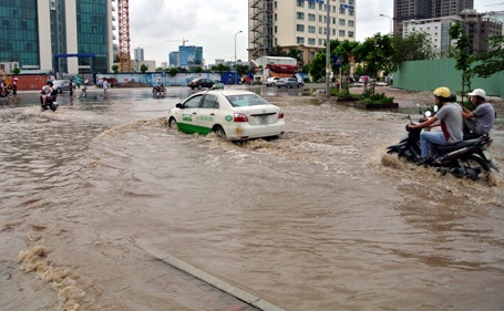 Biển nước vây quanh các tuyến đường phố Hà Nội