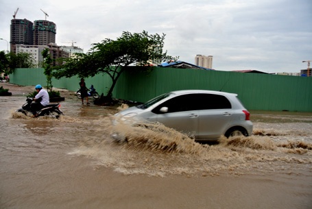 Xế hộp chẳng khác xe lội nước