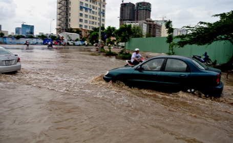 Biển nước vây quanh các tuyến đường phố Hà Nội