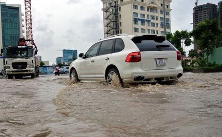 Nhiều xe ô tô hạng sang khi vượt qua mực nước sâu trên đường cũng bị chết máy