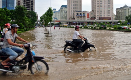 Nhiều tuyến phố chìm sâu tới 50cm nước