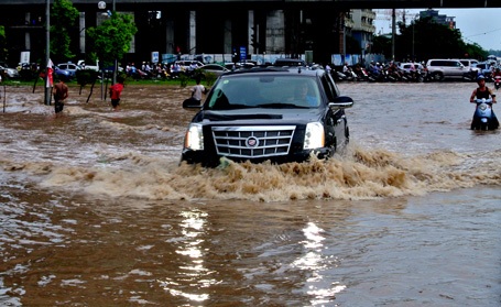 Xe siêu sang cuộn sóng trong biển nước