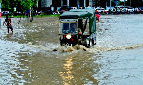 Nhiều tuyến phố chìm sâu tới 50cm nước