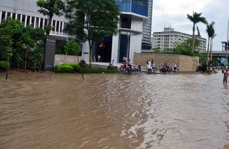 Biển nước vây quanh các tuyến đường phố Hà Nội