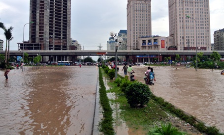 Biển nước vây quanh các tuyến đường phố Hà Nội