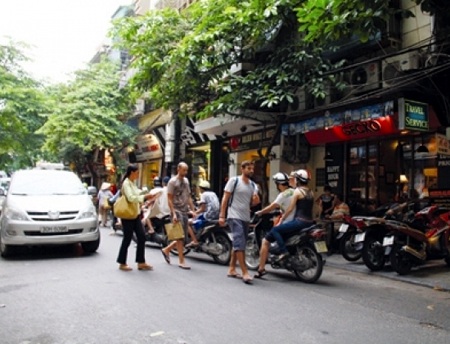 Hàng rong chặt chém du khách sẽ bị xử lý nghiêm - 1 Du khách bị người bán hàng rong đeo bán trên đường