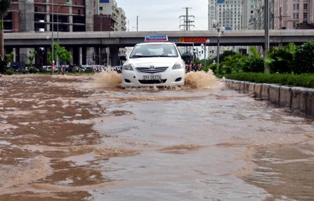 Hà Nội: Cấm phương tiện đi qua vùng nước sâu - 1 Tuyến đường quanh khu nhà cao nhất Việt Nam Keangnam bị ngập sâu