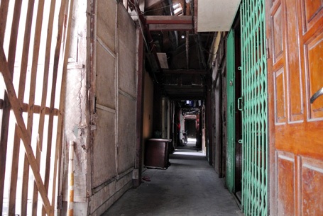 Di dân khỏi các khu nhà gỗ dễ cháy ở Hà Nội - 1 Hà Nội sẽ di dời dân ra khỏi khu nhà gỗ đang... chờ cháy