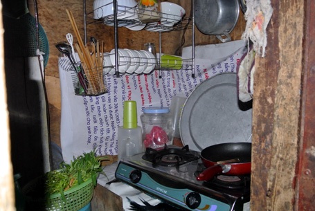 Bếp ga được đặt giữa mồi lửa: gỗ và cót ép