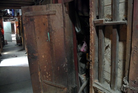 Mối mọt đã ăn mòn gỗ...