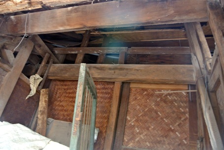 Khó có thể tưởng tượng được kết cấu của một ngôi nhà giữa Thủ đô lại là cót ép và gỗ