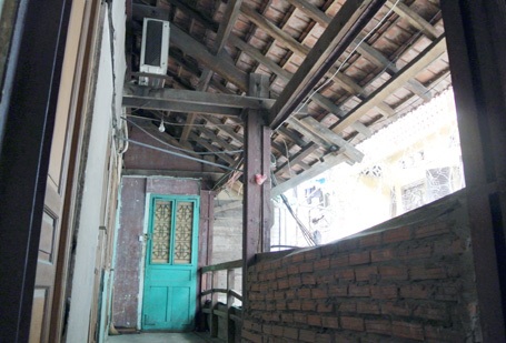 Nhiều gia đình phải gia cố thêm thép bọc quanh cột khu nhà gỗ