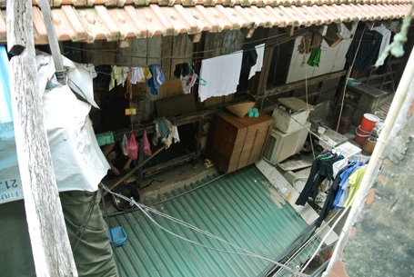 Người dân ở đây so sánh, khu nhà gỗ không bằng nhà tranh vách đất ở những vùng quê