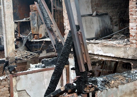 Cột nhà bằng gỗ bị cháy đen thui