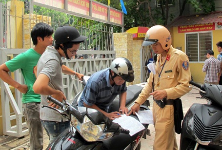 Công an Hà Nội xử lý hàng loạt học sinh đi xe máy - 7 CSGT Hà Nội đưa hàng loạt xe máy học sinh, sinh viên phạm luật về đồn xử lý