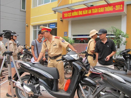 Công an Hà Nội xử lý hàng loạt học sinh đi xe máy - 5 CSGT Hà Nội đưa hàng loạt xe máy học sinh, sinh viên phạm luật về đồn xử lý