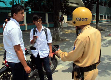 Công an Hà Nội xử lý hàng loạt học sinh đi xe máy - 1 Học sinh bị CSGT xử lý trong ngày ra quân