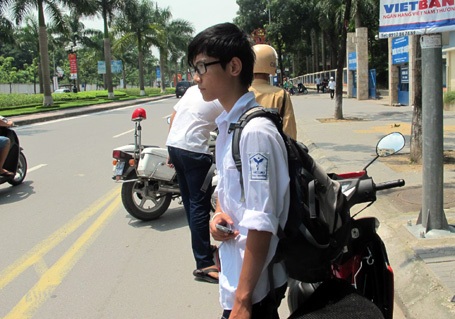 Công an Hà Nội xử lý hàng loạt học sinh đi xe máy - 3 Tần ngần khi dính lưới CSGT
