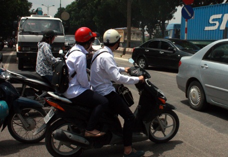 Một số học sinh dù đã có ý thức đội mũ bảo hiểm nhưng cũng chỉ là tuân thủ pháp luật nửa vời