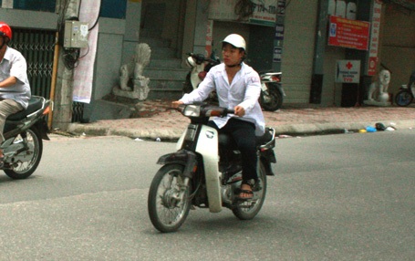 Một số học sinh dù đã có ý thức đội mũ bảo hiểm nhưng cũng chỉ là tuân thủ pháp luật nửa vời