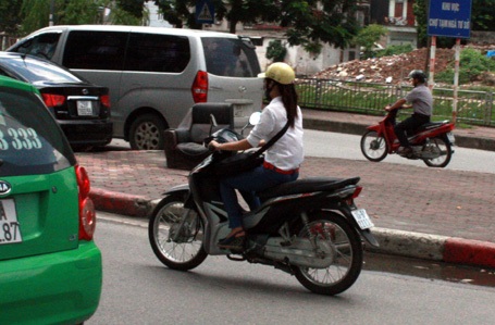 Một số học sinh dù đã có ý thức đội mũ bảo hiểm nhưng cũng chỉ là tuân thủ pháp luật nửa vời