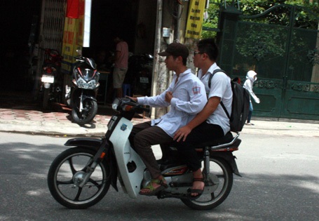 Áo trắng phanh ngực vi vu xe máy trên đường Láng đầu giờ chiều 10/8