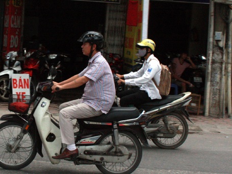 Một số học sinh dù đã có ý thức đội mũ bảo hiểm nhưng cũng chỉ là tuân thủ pháp luật nửa vời