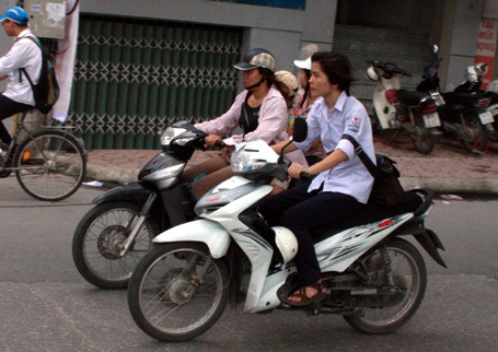 Áo đồng phục, đầu trần lướt xe tới trường
