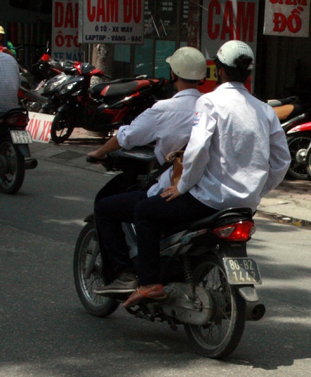 Mặc đồng phục nhưng cố tình không phục quy định của pháp luật