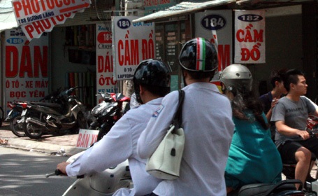 Mặc đồng phục nhưng cố tình không phục quy định của pháp luật