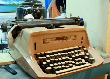 Hàng triệu người dùng máy tính hiện đại vẫn không khỏi tò mò, thú vị trước chiếc máy chữ thời xưa